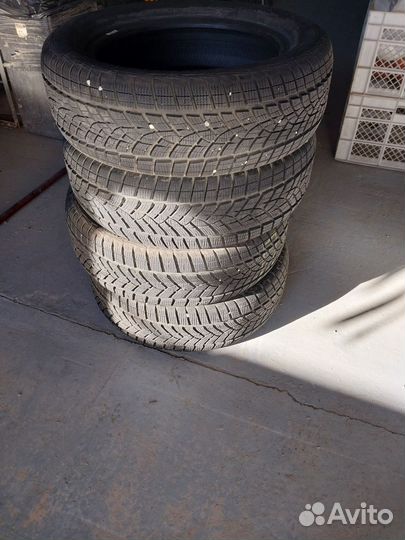 Goodyear UltraGrip Ice 215/60 R17