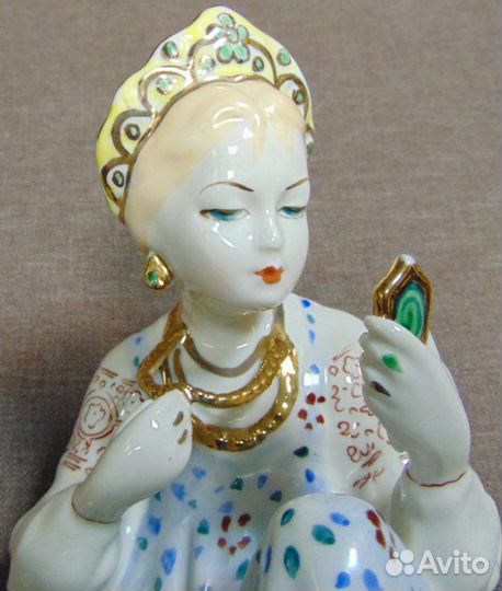 Статуэтка Алёнушка с зеркальцем