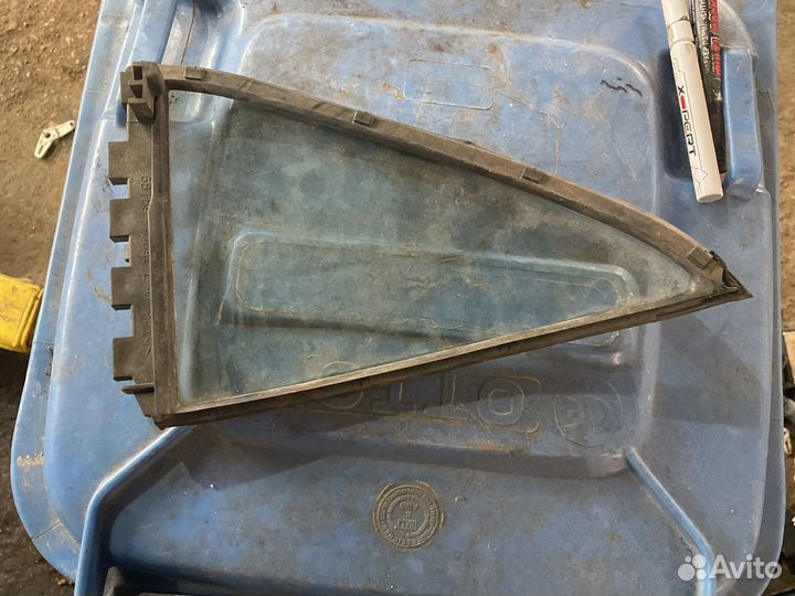 Стекло боковое Toyota Corolla