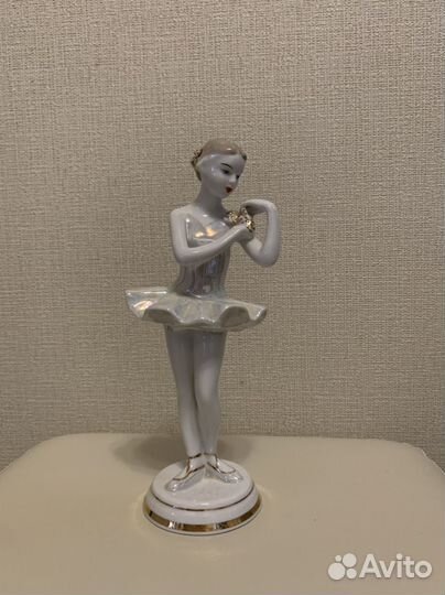 Фарфоровая статуэтка 