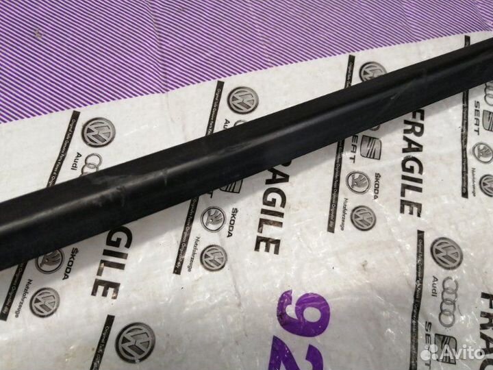 Накладка стекла передняя левая Volkswagen Touran