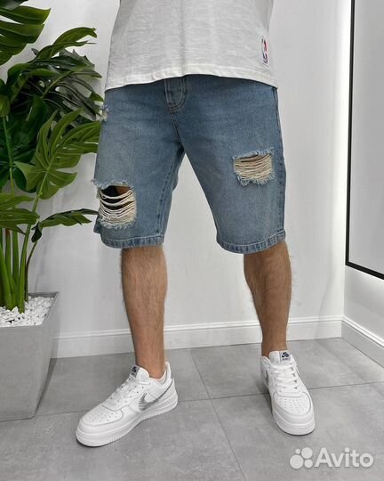 Джинсовые шорты с рваными элементами