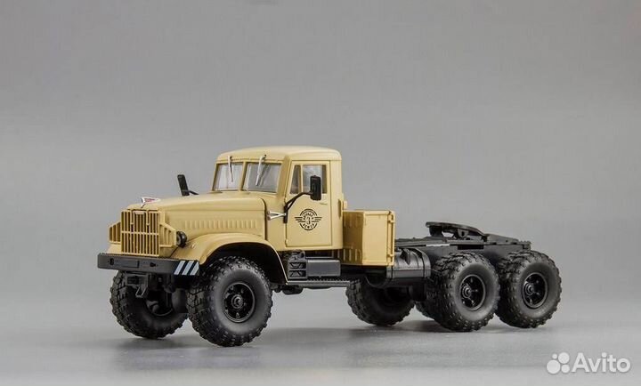 1:43 Масштабная модель краз 255В седельный тягач