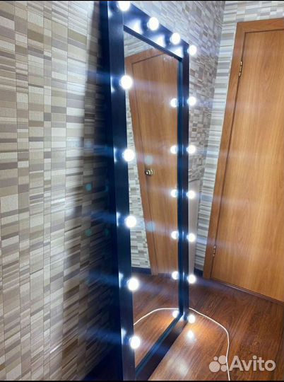 Гримерное зеркало с лампочками