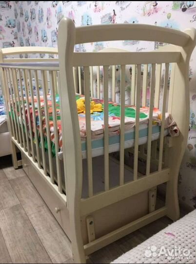 Детская кроватка с маятником