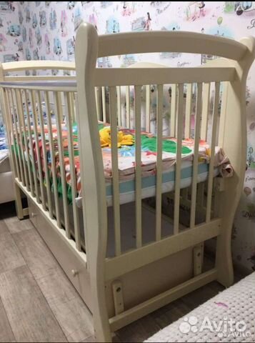 Детская кроватка с маятником