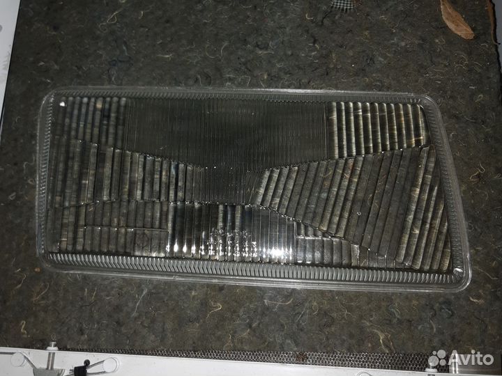 Стекло правой фары Ауди 80