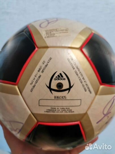 Футбольный мяч с автографами Баварии и Милана сезо