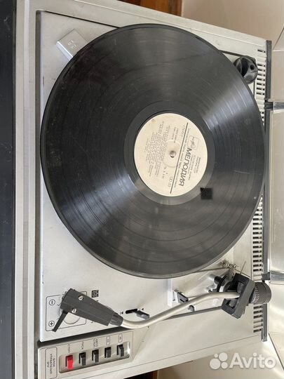 Виниловый проигрыватель