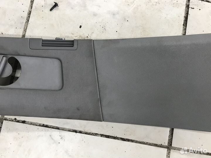 Обшивка средней стойки правая VW Touareg