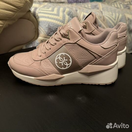 Кроссовки Guess женские