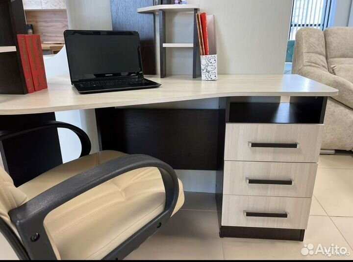 Угловой письменный стол