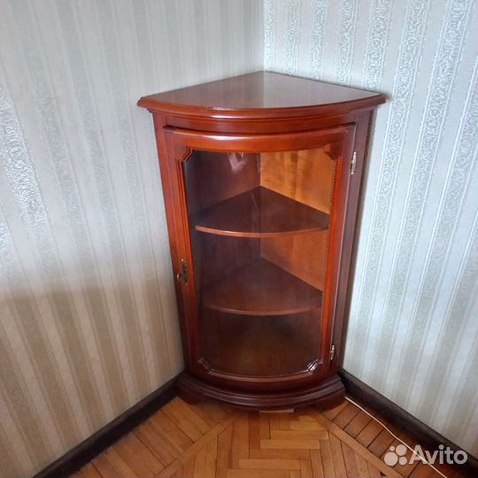 Угловой шкаф витрина Италия