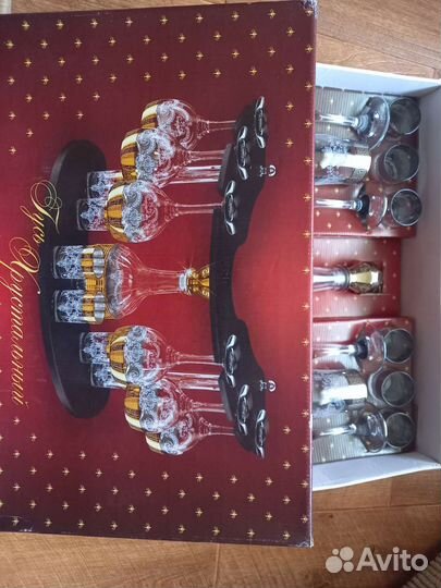 Набор бокалов, рюмок с графином на подставке