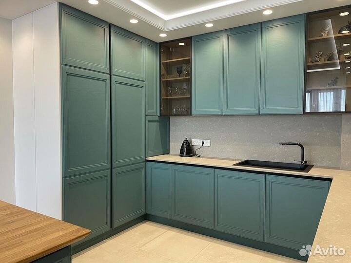 Кухня угловая с островом на заказ Эмика