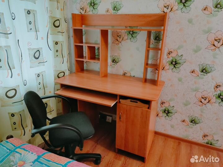 Компьютерный стол с креслом