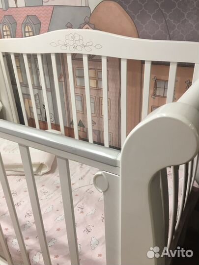 Детская кроватка с маятником