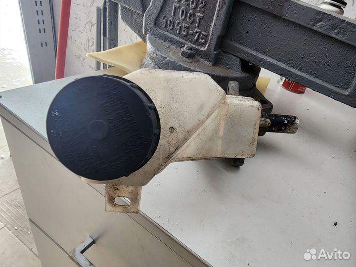 Главный тормозной цилиндр на Ниссан Теана