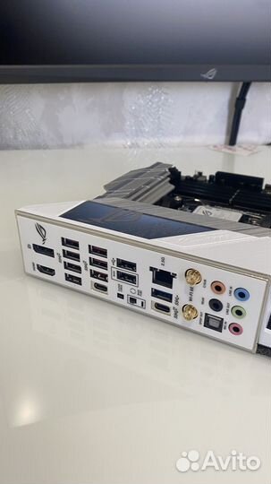 Материнская asus ROG strix X670E-A gaming wifi