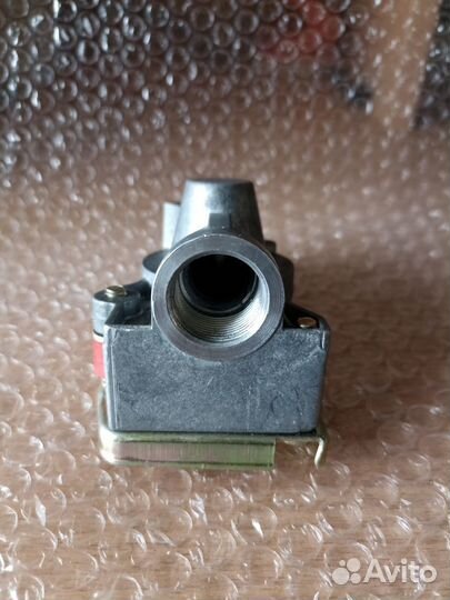 Соединитель воздуха М22*1.5 красный с клапаном