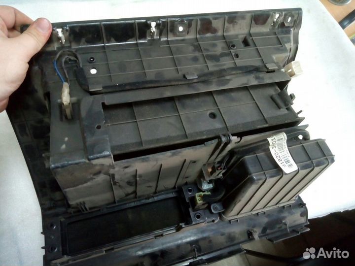 Kia Opirus - бардачок Б/У