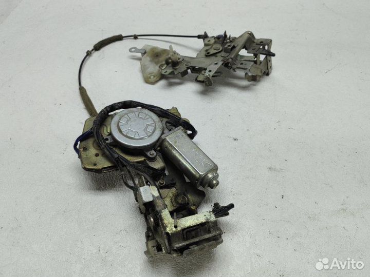 Замок двери задний правый Nissan Liberty 2004