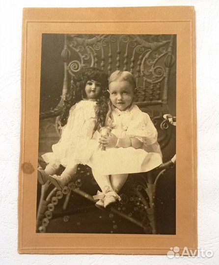 Старинная фотография девочка с куклой