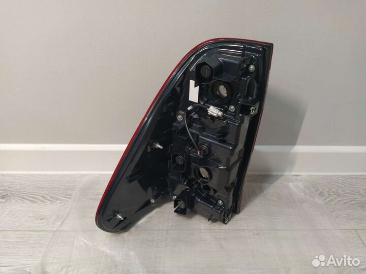 Фонарь задний правый Toyota Hilux 8 AN120