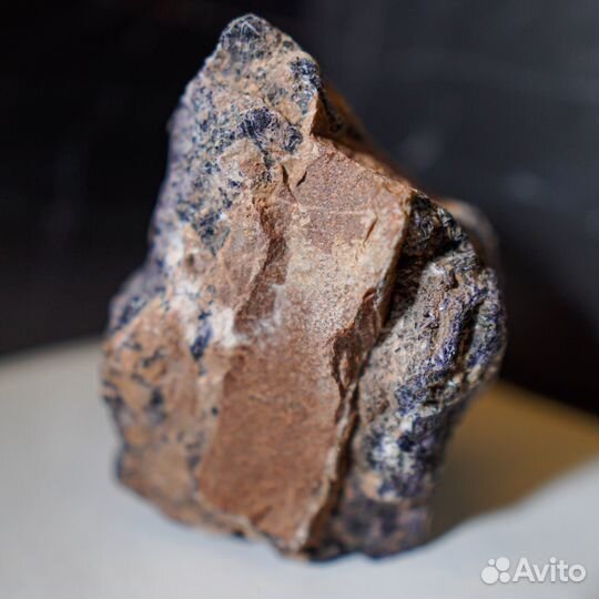 Зональный флюорит, аметист на песчанике