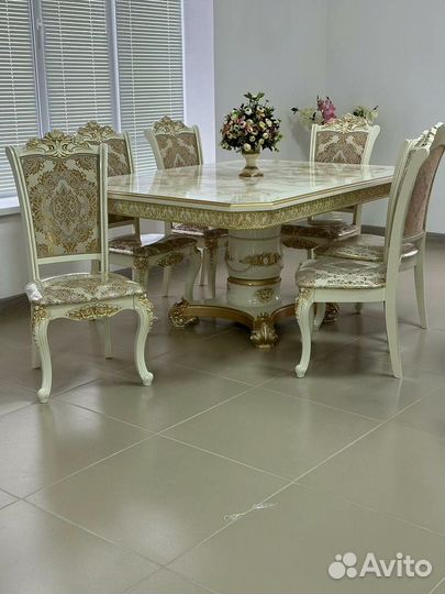 В наличии стол