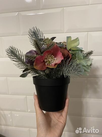 Искусственные цветы в горшке