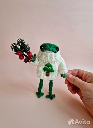 Новогодняя лягушка в свитере с новогодней ёлкой
