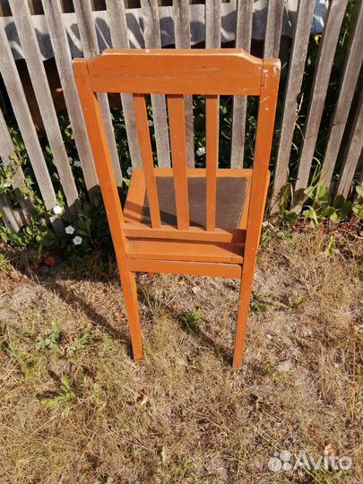 Стул, явно из 50х.Покрыт половой краской