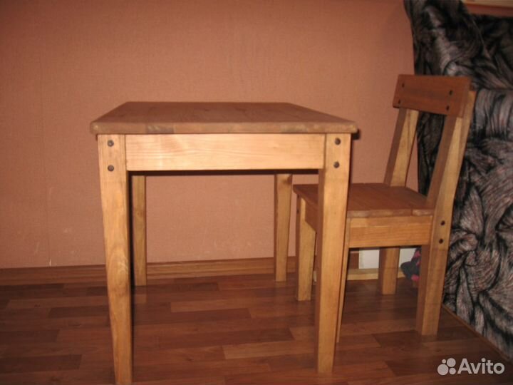 Детские стол и стул. Детские кровати