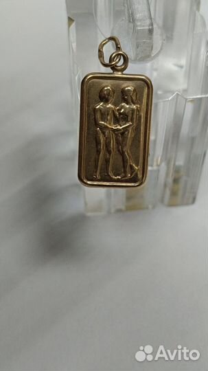 Золотой кулон