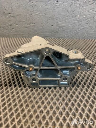 Кронштейн генератора Kia Carnival K5M 2.5 2005