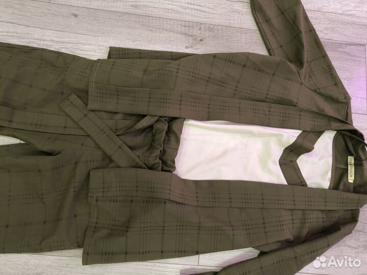 Брючный костюм женский 42 44 2 штуки