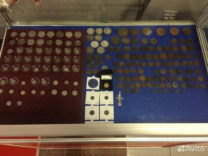 Большой выбор монет и банкнот