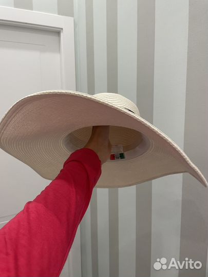 Широкополая летняя шляпа