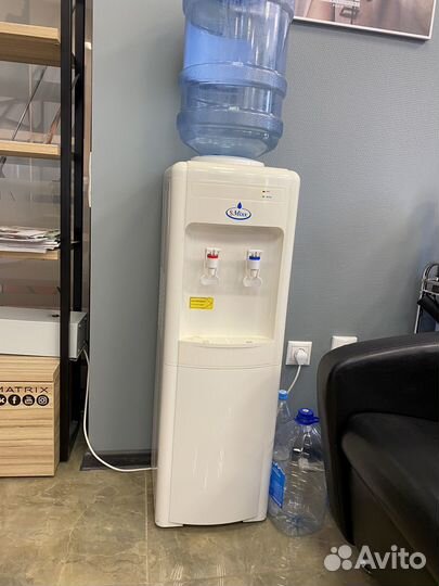 Кулер для воды напольный