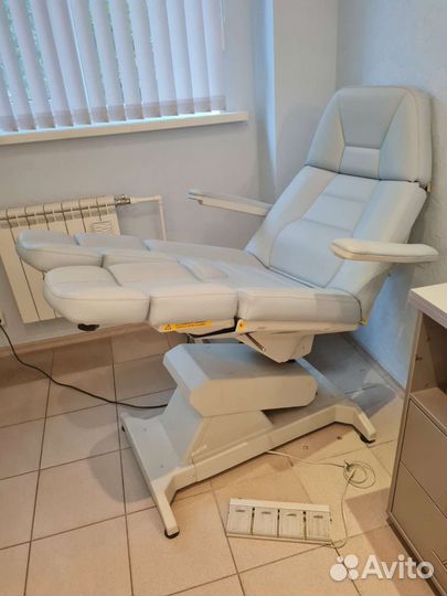 Педикюрное кресло с электроприводом Lemi