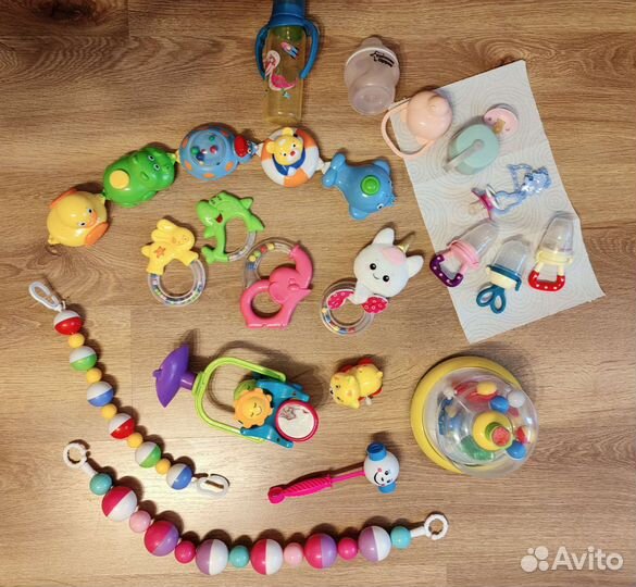 Игрушки погремушки пакетом + ниблеры/соски/бутылки