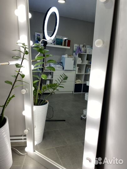 Гримерное зеркало с лампочками