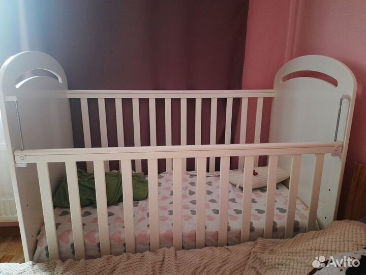 Детская кроватка с маятником и ящиком