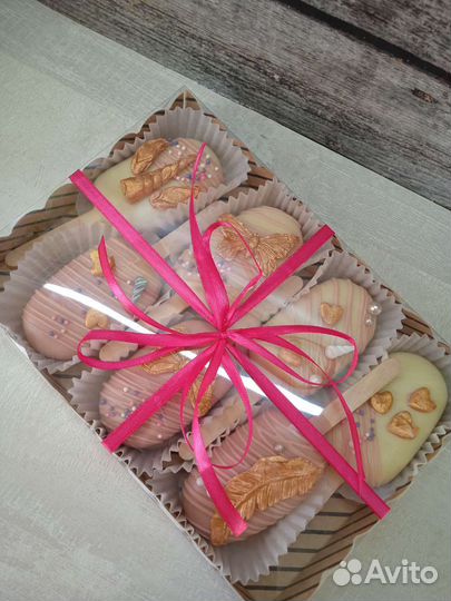 Пирожное на палочке