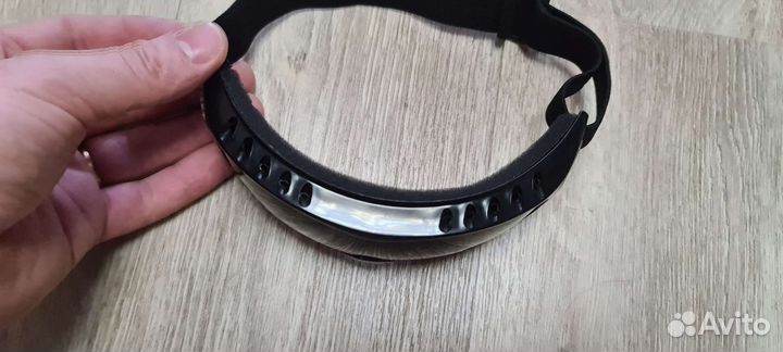 Горнолыжные очки и горнолыжные детские перчатки