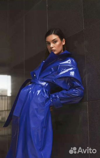 Плащ лаковый синий