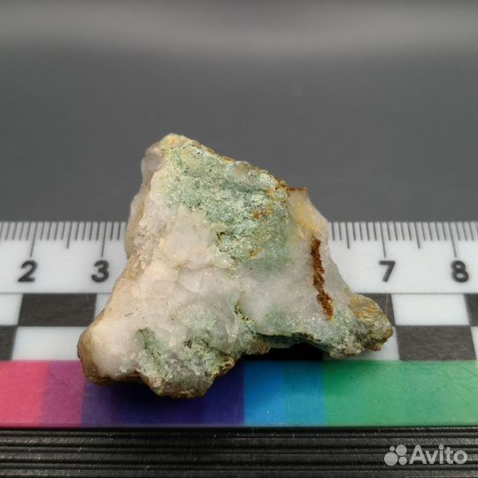 Фуксит и гидрогетит на кварце