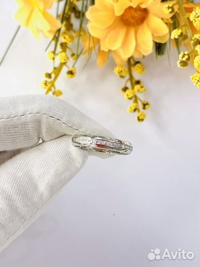 Золотое кольцо из белого золота с бриллиантами