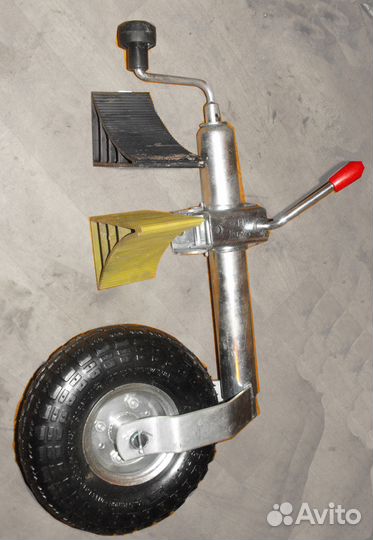 Двухосный лодочный с надувным опорным колесом